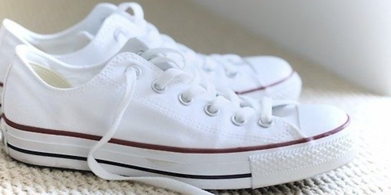 Trucos de limpieza para zapatillas blancas