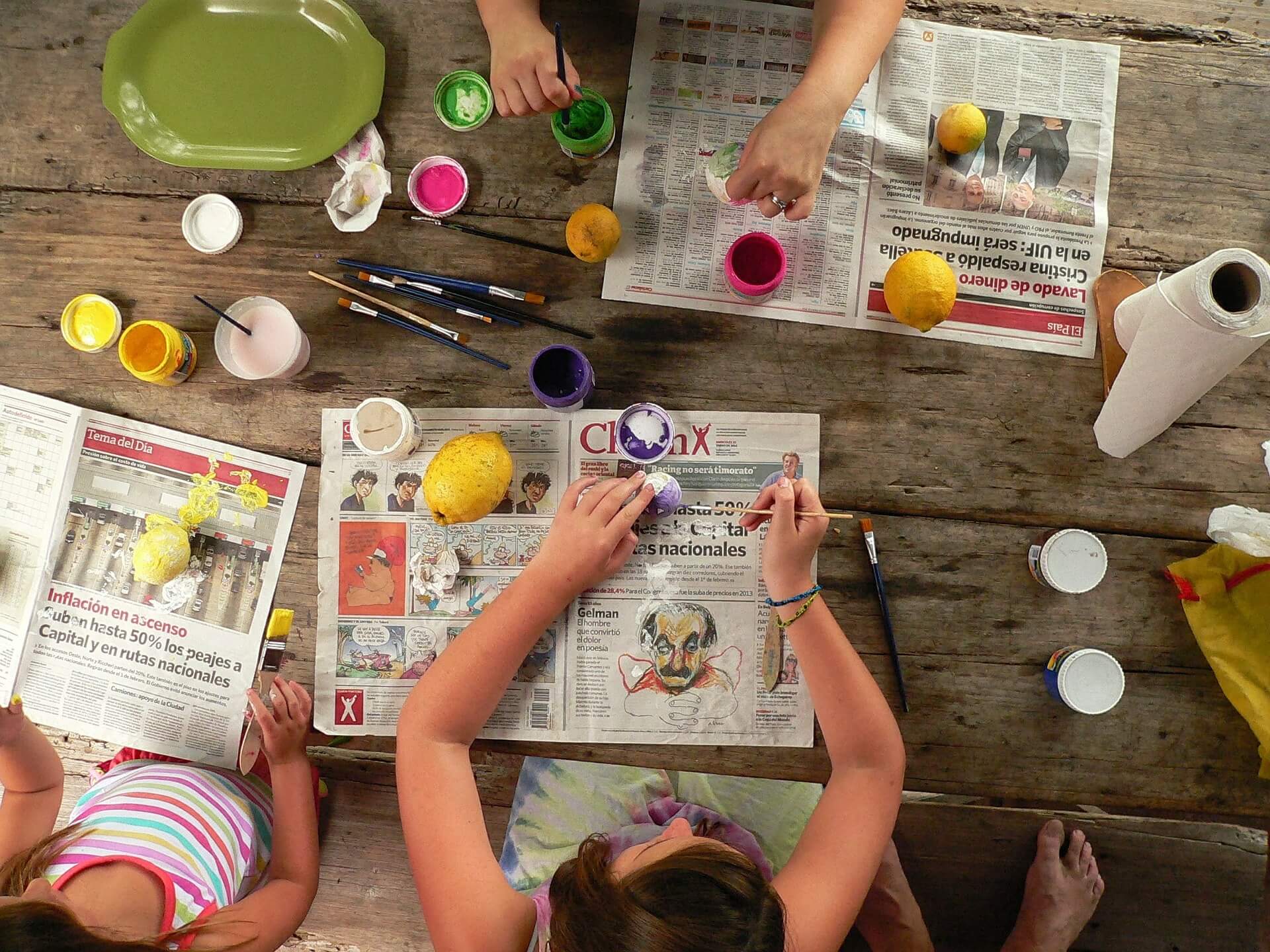 Niños pintando y haciendo sus manualidades.