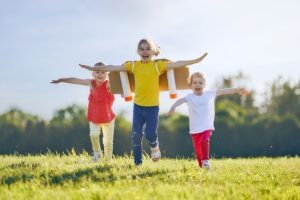 Ideas para jugar con niños al aire libre