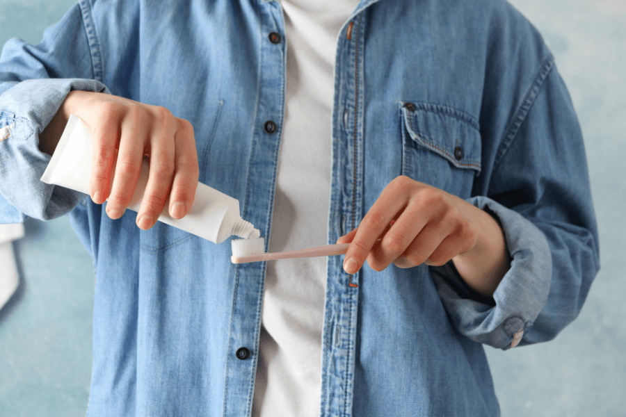 Manchas de pasta de dientes en la ropa, cómo eliminarlas en el momento